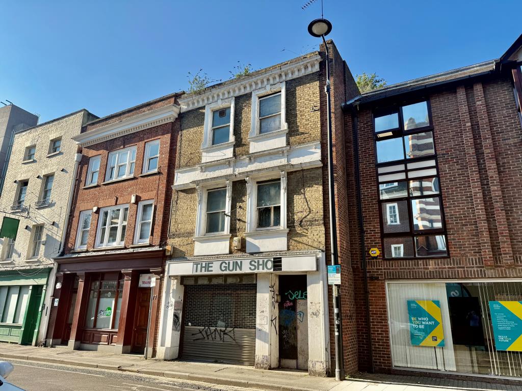 Lot: 72 - PROPERTY WITH PERMISSION FOR SEVEN FLATS AND COMMERCIAL SPACE - Front of mixed-use building